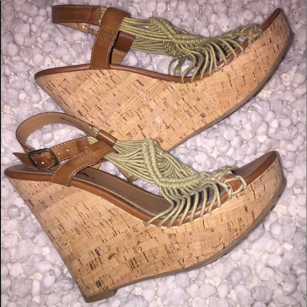 Mia Wedge